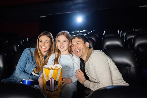 Família alegre desfrutando de filme no teatro — Fotografia de Stock