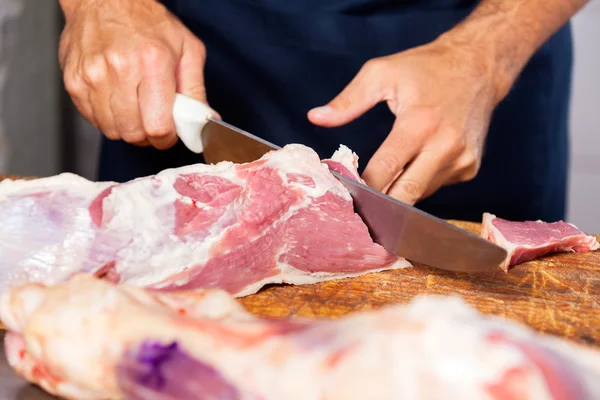 М'ясник для різання сирого м'яса з ножем — стокове фото