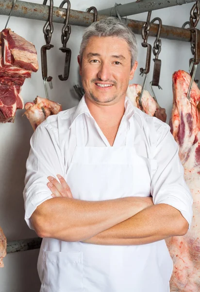 Carniceiro confiante em pé no matadouro — Fotografia de Stock