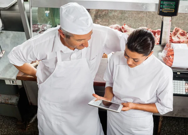 Carniceros usando tableta digital en la tienda — Foto de Stock