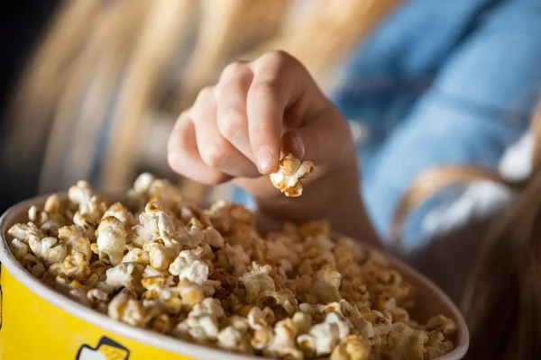 シネマ映画館でポップコーンを食べる女の子 — ストック写真