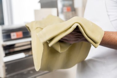 Şef Holding spagetti makarna yaprak