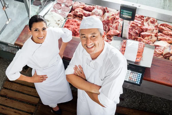 Macellai fiduciosi in piedi al banco macelleria — Foto Stock