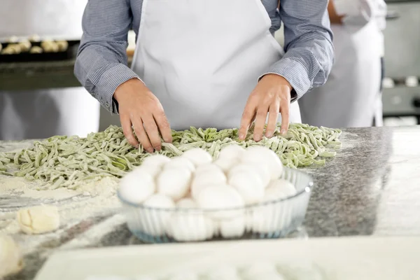 Szef kuchni na licznik z makaronu Spaghetti i Egg Bowl — Zdjęcie stockowe