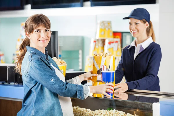 Gravid kvinna köpa Snacks från säljaren på koncession Counter — Stockfoto