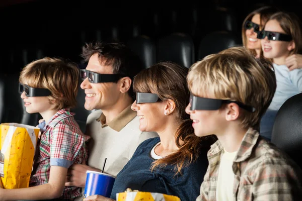 Lyckliga familjer tittar på 3d-film på teater — Stockfoto