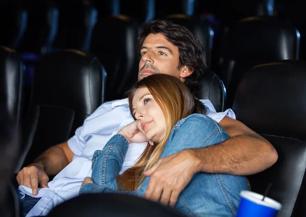 Pareja amorosa viendo películas en el cine —  Fotos de Stock