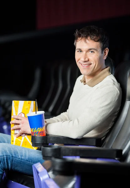 Mann mit Imbiss im Kino — Stockfoto