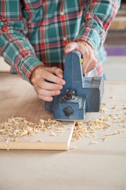 Elektrik Planer tahta üzerinde kullanarak marangoz