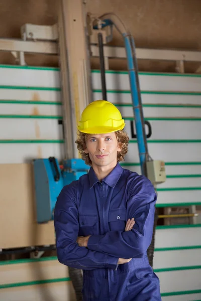 Vertrouwen Carpenter tegen verticale zag Machine — Stockfoto