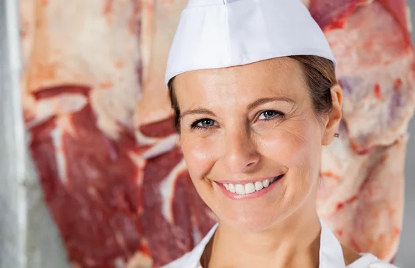 Gelukkig vrouwelijke slager In winkel — Stockfoto