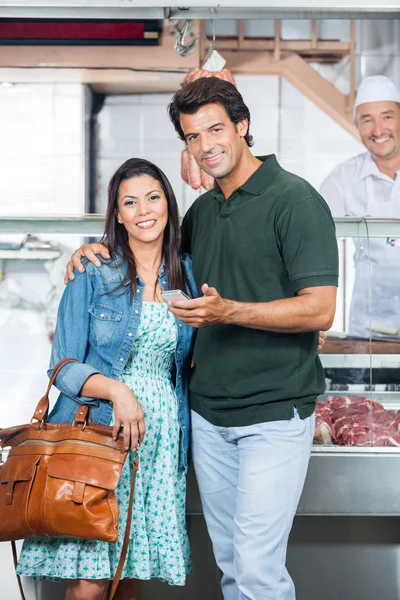 Verliefde paar In slagerij — Stockfoto