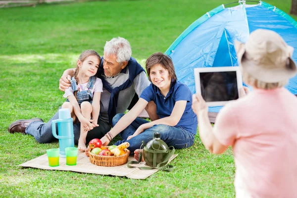 Büyükannesi aile kamp alanında fotoğraf çekimi — Stok fotoğraf