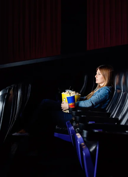 Mujer viendo películas en el cine —  Fotos de Stock