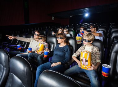 Aperatifler 3d sinemada sahip aileler