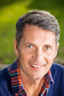 Kamp alanında gülümseyen adam