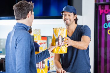 Adam imtiyaz stand için patlamış mısır satan işçi