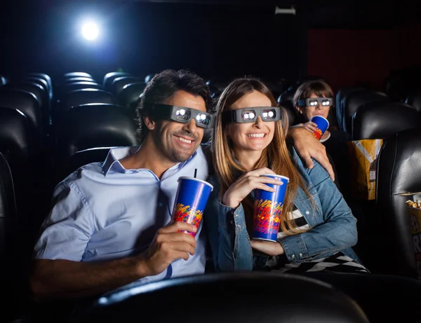 Pareja feliz viendo películas en 3D en el cine — Foto de Stock