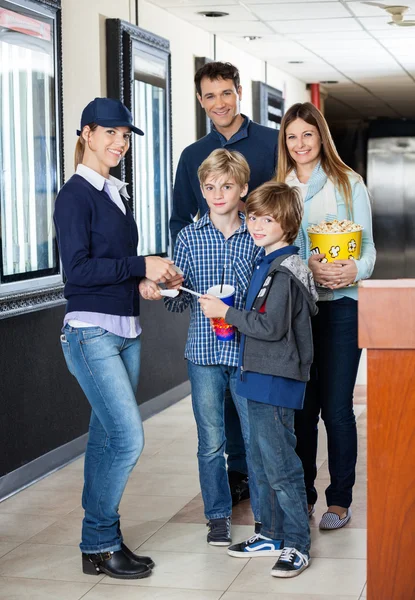 Familia consiguiendo entradas revisadas por trabajador en el cine —  Fotos de Stock