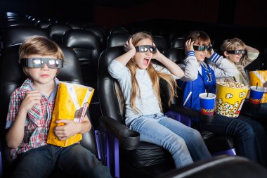 Korkmuş çocuk Sinema Tiyatro 3D film izlemek