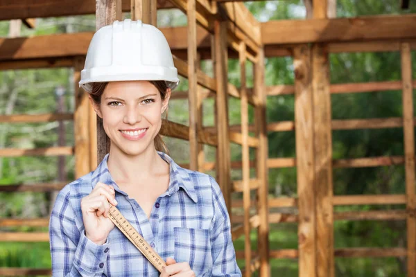 Bande de mesure de main-d'œuvre féminine heureuse sur place — Photo