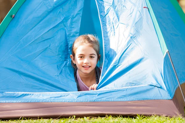 Aranyos lány belsejében sátorban — Stock Fotó