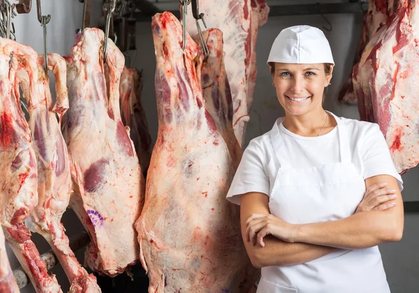 Säker slaktare står i slakteri — Stockfoto