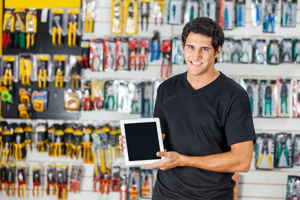 Hombre que muestra la tableta digital en la tienda de hardware — Foto de Stock