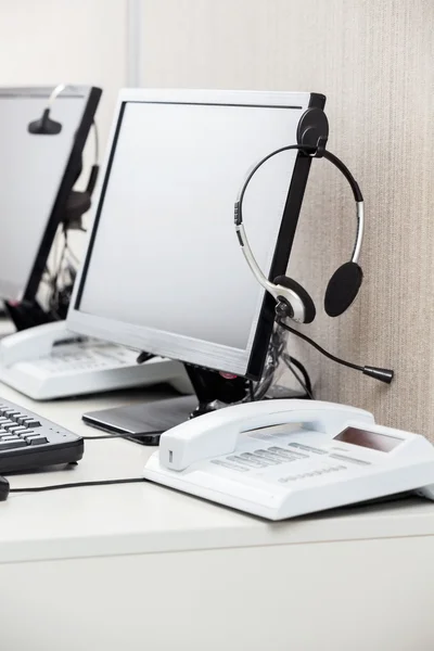 Headphone Hanging On Computer Monitor — Stock Photo, Image