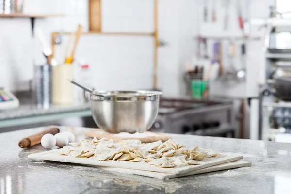Pâtes Ravioli non préparées au comptoir dans la cuisine commerciale — Photo