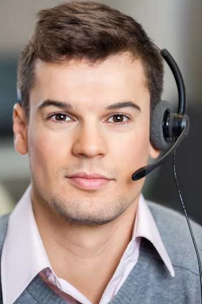 Representante de Atendimento ao Cliente Confiante Usando Headset — Fotografia de Stock