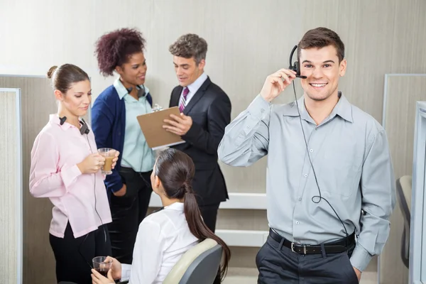 Happy Male Rappresentante del servizio clienti utilizzando cuffie — Foto Stock