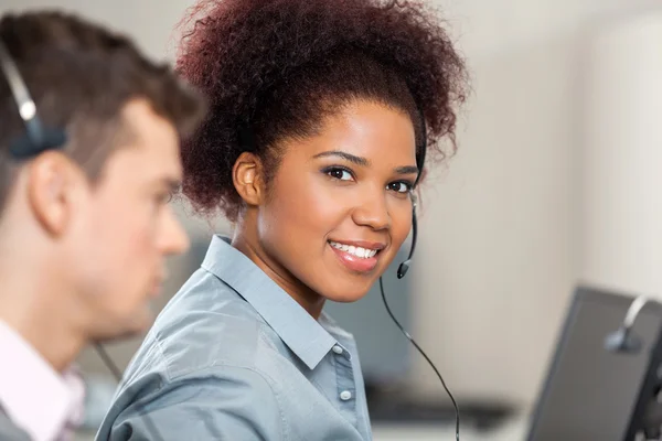 Young kundtjänst arbetar i Office — Stockfoto