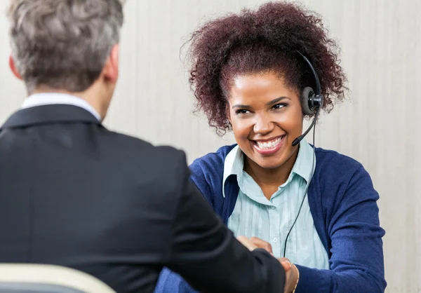 Lyckliga kvinnliga kundtjÃ¤nstrepresentanten skakar hand med Manager — Stockfoto