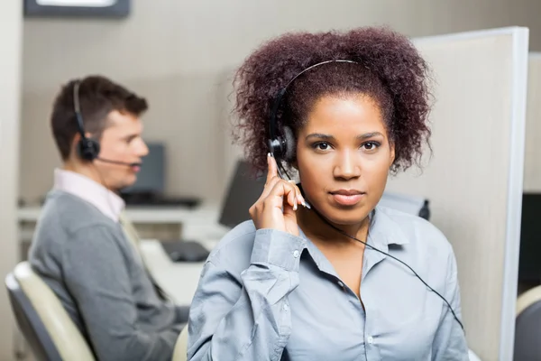 Vrouwelijke medewerker van de klantenservice via Headset — Stockfoto