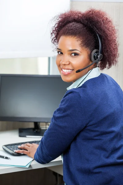 Uśmiechający się obsługi klienta przy użyciu komputera — Zdjęcie stockowe