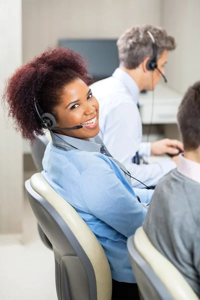 Sorridente representante do serviço ao cliente feminino no escritório — Fotografia de Stock