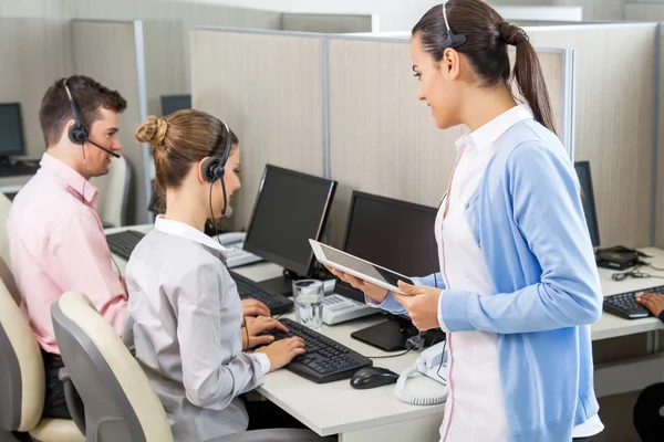 Cadre du service à la clientèle Parler à des collègues de travail en appel — Photo