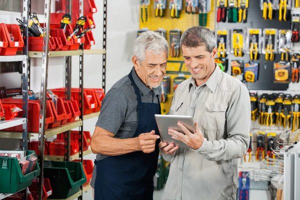 Vendedor e cliente usando Tablet Computador — Fotografia de Stock