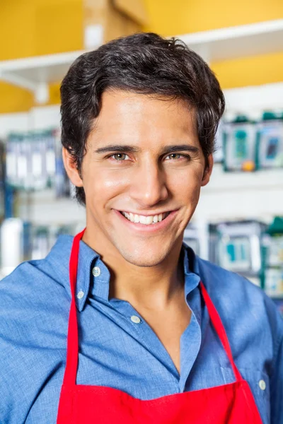 Trabajador masculino confiado sonriendo en la tienda de hardware — Foto de Stock