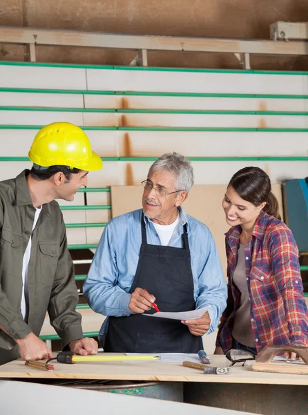 Timmerman bespreken Over Document met Team — Stockfoto