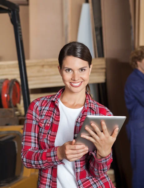 Supervisor femenino seguro que sostiene la tableta digital —  Fotos de Stock