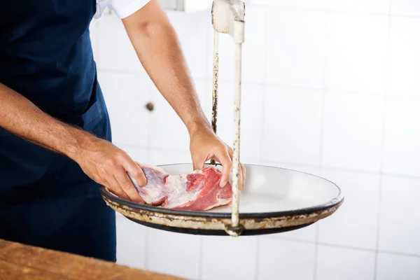 Buik van slager met een gewicht van vlees — Stockfoto