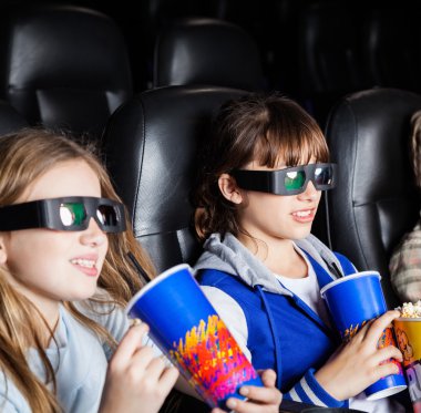 3d sinema tiyatroda aperatifler olan çocuklar