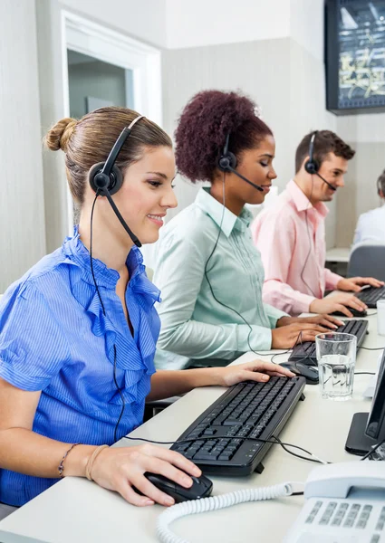 Rappresentanti del servizio clienti che utilizzano i computer nel call center — Foto Stock