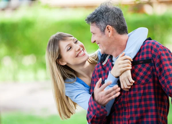 Mujer abrazando novio en parque — Foto de Stock