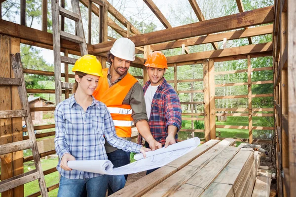 Architectes étudiant le plan directeur sur place — Photo