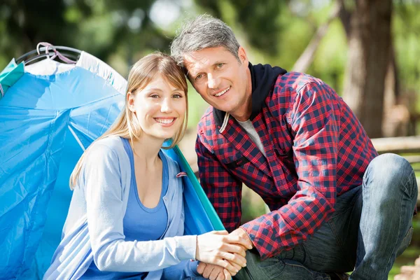 Sonriente pareja acampando en parque —  Fotos de Stock