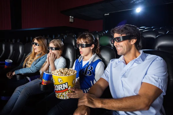 3D film Sinema Tiyatro izlerken aile