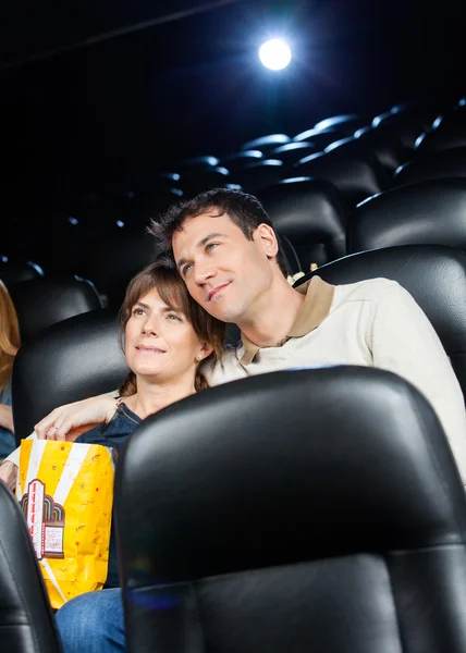 Casal afetuoso assistindo filme no teatro — Fotografia de Stock